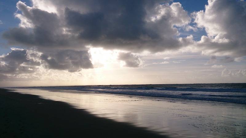 Comment gravir la dune du Pyla Depuis la plage au soleil couchant. Comment gravir la dune du Pyla Depuis la plage au soleil couchant.