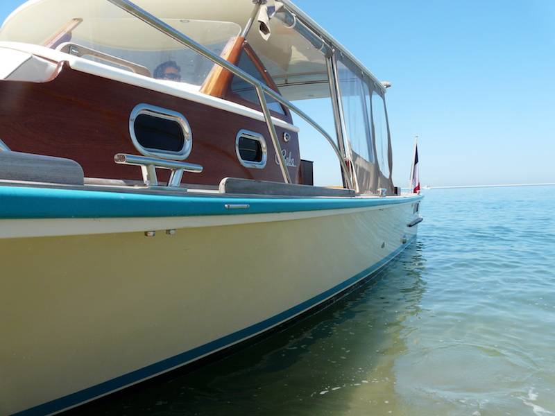Pinasse cruiser de location Arcachon net Cap Ferret avec protection pour le soleil, le vent et la pluie Pinasse cruiser de location Arcachon net Cap Ferret avec protection pour le soleil, le vent et la pluie