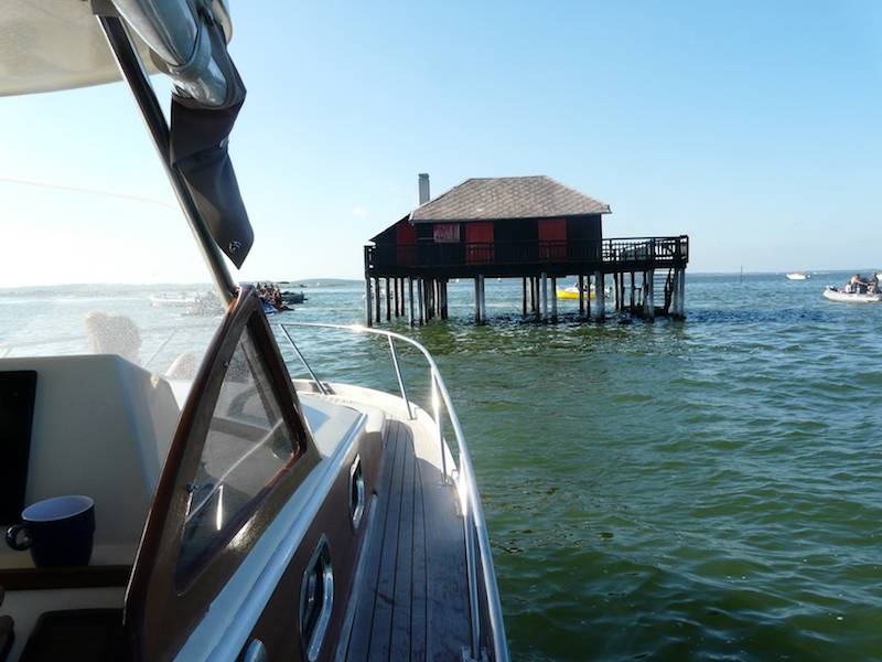 Pique nique en pinasse cruiser à l'île aux oiseaux devant les cabanes tchanquées Pique nique en pinasse cruiser à l'île aux oiseaux devant les cabanes tchanquées